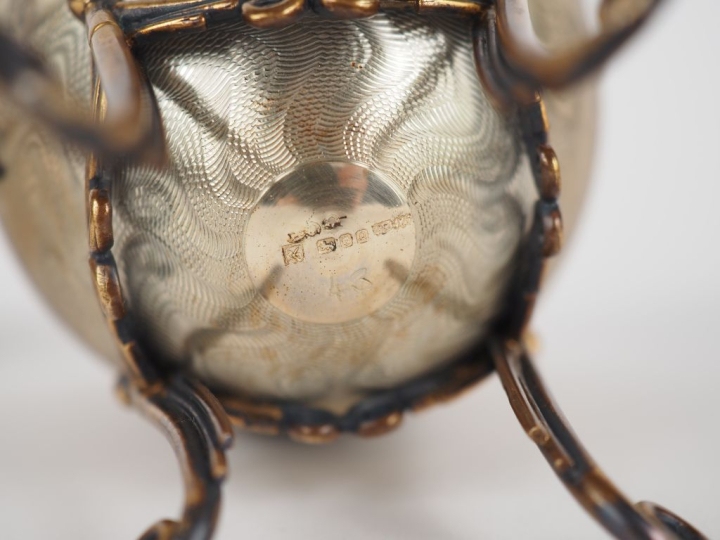 Pendulette de table anglaise en argent et métal en forme d'œuf, cadran
