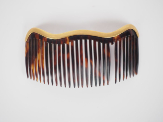 Vente aux enchères Peigne en écaille agrémenté d'une bordure en or jaune 750.  5,5 x 11 c