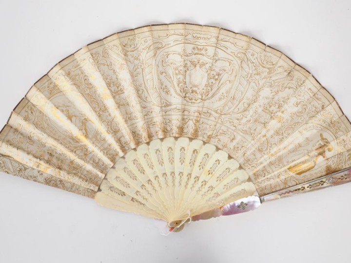 Eventail Napoléon III en os et nacre à décor de femmes à l'antique, 16
