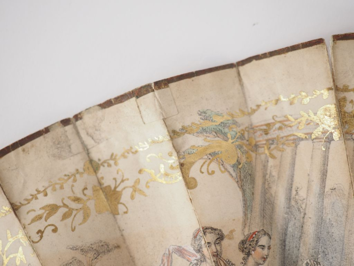 Eventail Napoléon III en os et nacre à décor de femmes à l'antique, 16