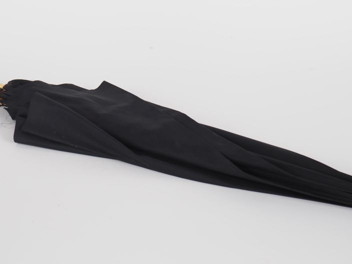 Parapluie 1900 en textile noir et bois, pommeau figurant une tête de d