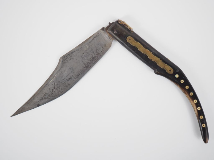 Navaja en métal corne et laiton, lame ciselée à décor de Torero, légen