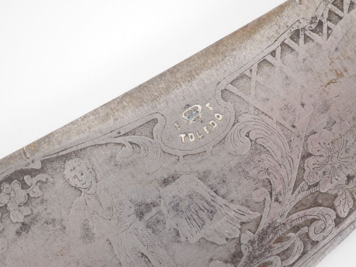 Navaja en métal corne et laiton, lame ciselée à décor de Torero, légen