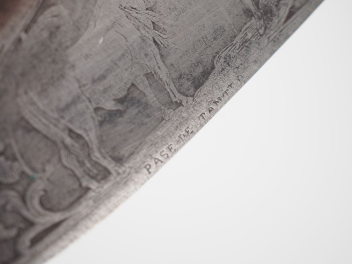 Navaja en métal corne et laiton, lame ciselée à décor de Torero, légen