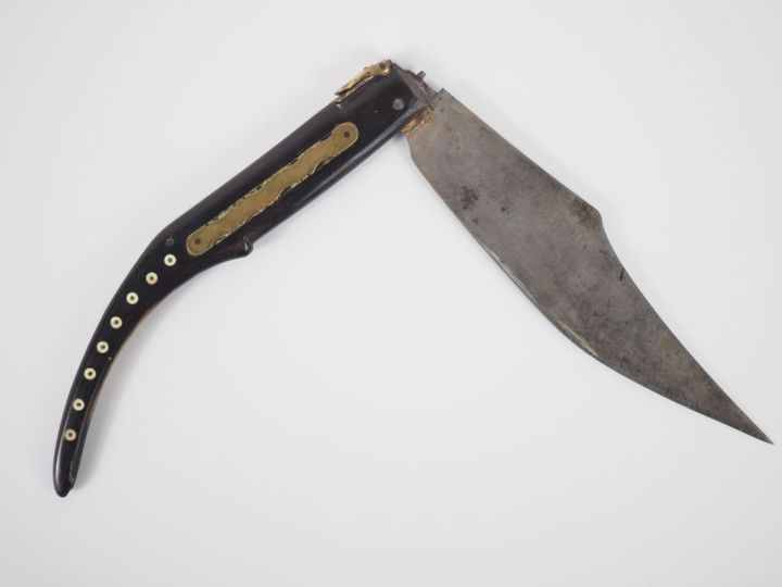 Navaja en métal corne et laiton, lame ciselée à décor de Torero, légen