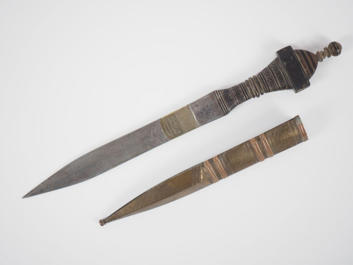 Poignard Afrique du Nord en métal argenté, laiton et bois. L. 33,5 cm.