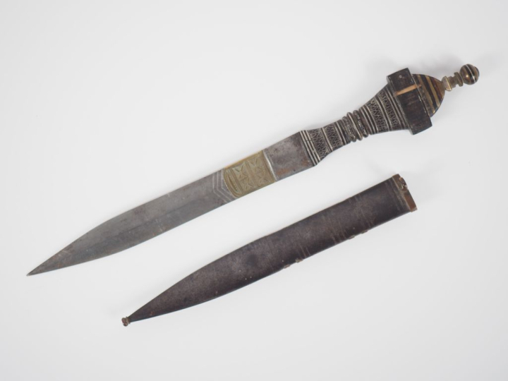Poignard Afrique du Nord en métal argenté, laiton et bois. L. 33,5 cm.