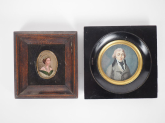 Vente aux enchères Miniature XIXème, "portrait d'homme au jabot". Diam. 6,5 cm. (Fente). 