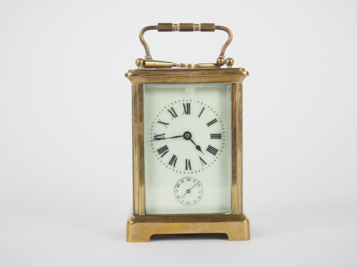 Pendulette de voyage en laiton et verre, cadran à chiffres romains, mé