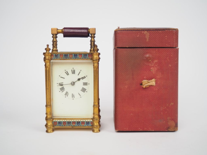 Pendulette de voyage en laiton à décor en émaux cloisonnés de frises d