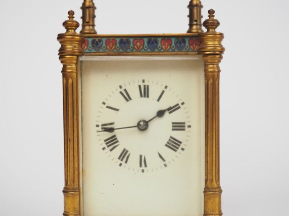 Pendulette de voyage en laiton à décor en émaux cloisonnés de frises d