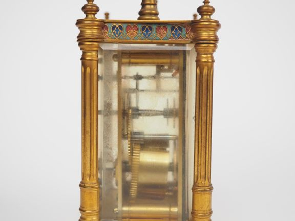 Pendulette de voyage en laiton à décor en émaux cloisonnés de frises d