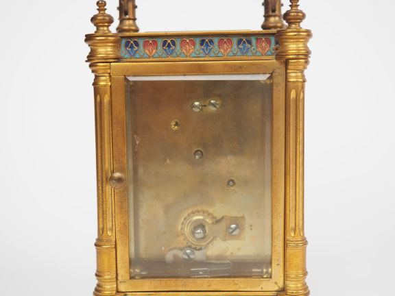 Pendulette de voyage en laiton à décor en émaux cloisonnés de frises d