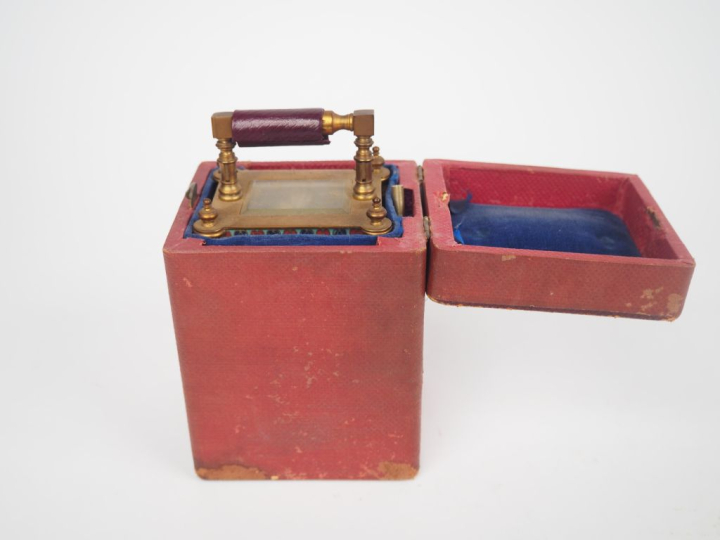 Pendulette de voyage en laiton à décor en émaux cloisonnés de frises d