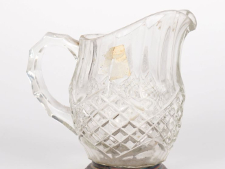 Vente aux enchères Verseuse en cristal taillé à décor de croisillons, monture en argent 9