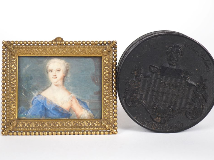 Miniature XIXème, "portrait de femme à la robe de soie bleue", dans un
