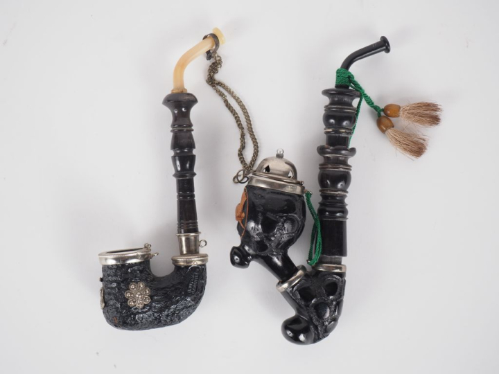 Deux différentes pipes en bois de bruyère. H. 17 et 18 cm.