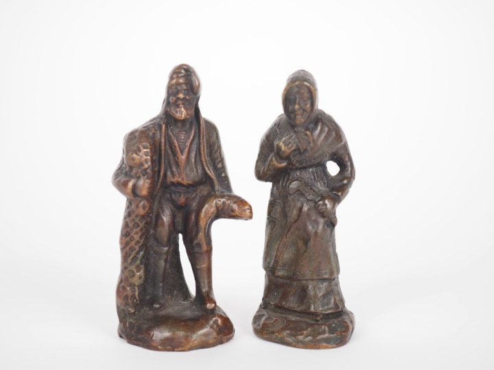 Paire de sujets en bronze, "pêcheur et paysanne"'. H. 9 cm.