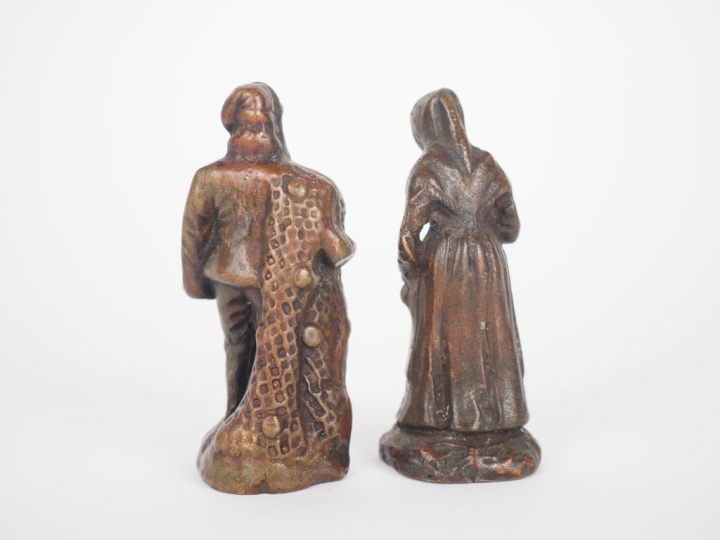 Paire de sujets en bronze, "pêcheur et paysanne"'. H. 9 cm.