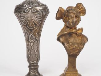 Vente aux enchères Deux différents cachets en argent à bronze, l'un figurant un buste de 