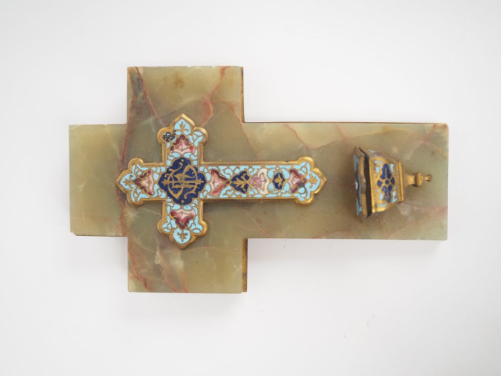 Passe-couloir Napoléon III en émaux cloisonnés à décor de fleurs. L. 4