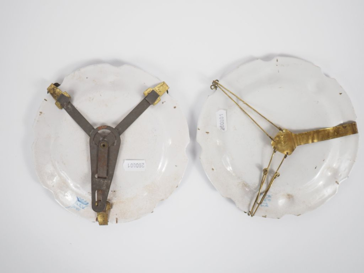 Deux assiettes en faïence italienne à décor polychrome de fleurs. Marq