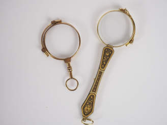 Vente aux enchères Deux binocles dépliantes en métal doré ou laiton, l'une à décor de rin