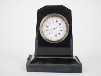 Vente aux enchères Pendulette de style Art Déco en marbre noir, cadran émaillé à chiffres
