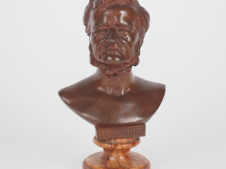 Vente aux enchères Sujet en bronze à patine brune sur un socle en marbre, "Wagner". H. 12