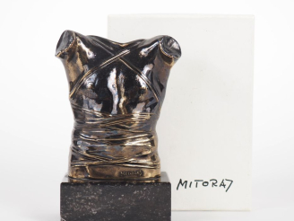 Vente aux enchères Igor MITORAJ. "Cuirasse II". Sujet en bronze socle en marbre, dans son
