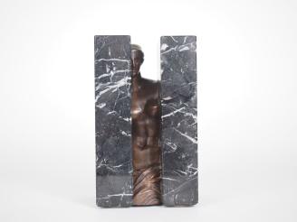 Vente aux enchères Sacha SOSNO. "Oblitération". Sujet en bronze et marbre, édition Artcur