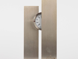 Vente aux enchères Michel FLEURY. "Horloge nycthémétale" en acier. Signée et numéroté B 0