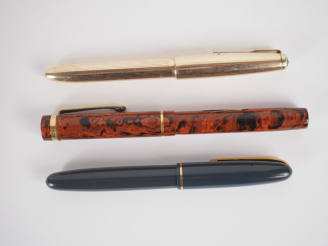 Vente aux enchères PARKER. Stylo plume (plume en or jaune 750).  On y joint deux différen