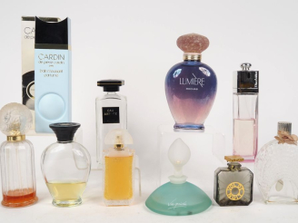 Vente aux enchères 10 flacons de parfum.
