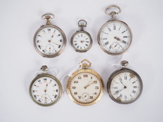 Vente aux enchères Deux différentes montres de gousset et une montre de col en argent, ca