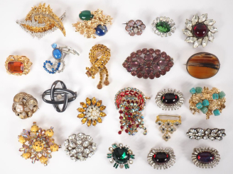 Vente aux enchères 23 différentes broches fantaisie en métal doré ou argenté et verroteri