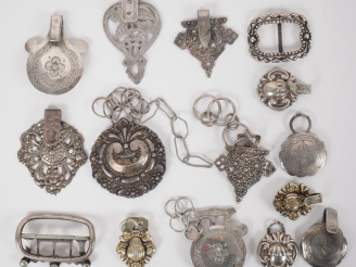 Vente aux enchères 9 différentes boucles de ceintures ou éléments de boucles en argent. P