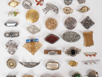 Vente aux enchères 34 différentes broches en métal argenté ou doré, argent ou argent bas-