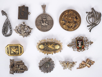 Vente aux enchères Ensemble de bijoux fantaisie en argent, métal argenté ou doré et émail