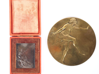 Vente aux enchères Henry DROPSY. "Danseuse". Médaille en cuivre signée. Diam. 10 cm.  On 