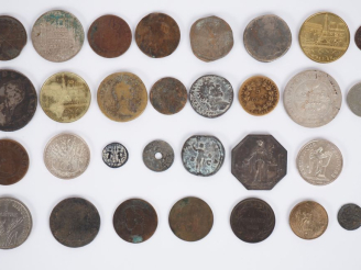 Vente aux enchères 29 différentes médailles, pièces ou jetons en argent, bronze et métal.