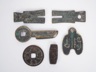 Vente aux enchères 4 différents éléments d'après l'antique en bronze à décor de calligrap