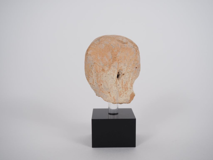 Tête de figurine antique en terre cuite. 7 cm Expert : Jean-Sylvain Ca