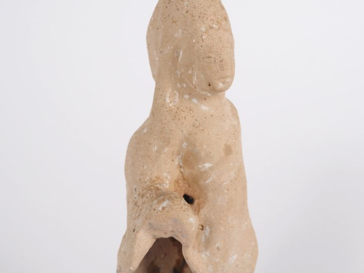 Méditerranée grecque. V-IVe s. av. J.-C. Figurine en terre cuite. 12 c