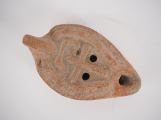 Vente aux enchères Lampe en terre cuite de style antique. 10 cm Expert : Jean-Sylvain Cai