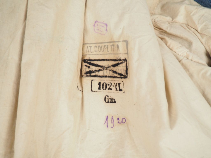 Capote en drap bleu horizon à col renversé, à deux poches diagonales f