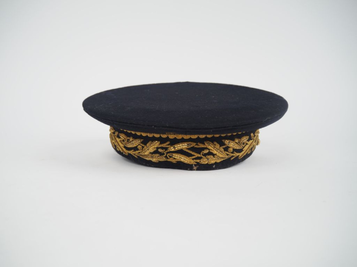 Casquette d’administrateur des colonies.  En drap bleu national, brodé