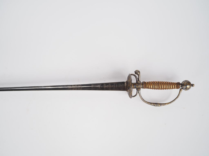 Belle épée de cour.  Fusée en lamé et filigrane dorés. Monture en fer 