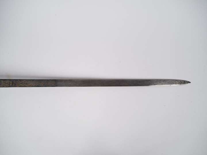 Sabre d’officier de cavalerie.  Fusée entièrement filigranée de laiton