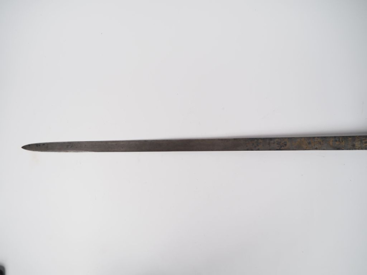 Sabre d’officier de cavalerie.  Fusée entièrement filigranée de laiton